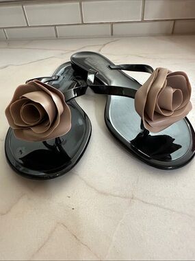 Sz 38🌹NWOB Valentino Black Glossed PVC Rose Jelly Thong Sandals.
